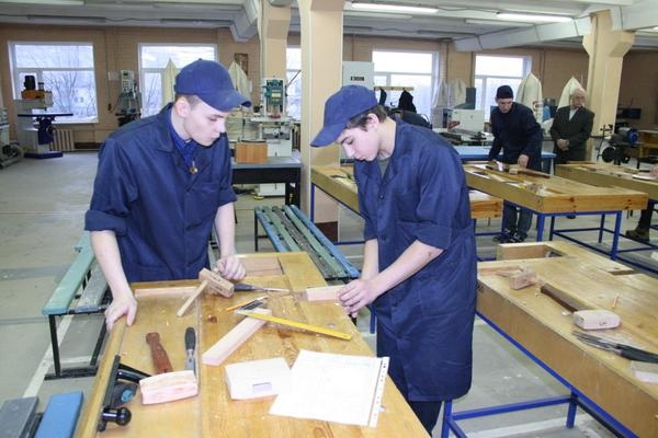 РАНХиГС: выпускники стали чаще выбирать ПТУ вместо вузов на фоне снижения доходов