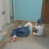Малыш сидел на холодном бетоне: пьяная мамаша уснула прямо в подъезде