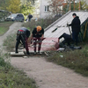 Детскую горку в Челябинске отремонтировали панки